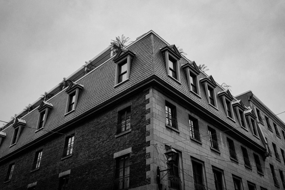 Abat-jour, puits de lumière et fenestration au Québec en 2026 : guide complet, coûts et conseils d&rsquo;experts pour maximiser la lumière naturelle