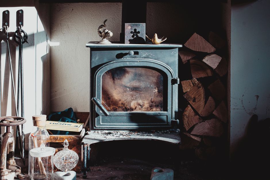 Chauffage au bois et poêles à combustion au Québec en 2026 : guide complet, coûts et conseils d’experts