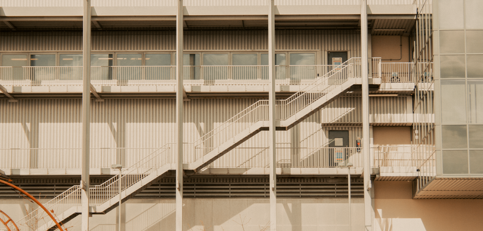 Escaliers extérieurs au Québec en 2026 : guide complet, coûts et conseils d&rsquo;experts pour un accès sécuritaire et durable